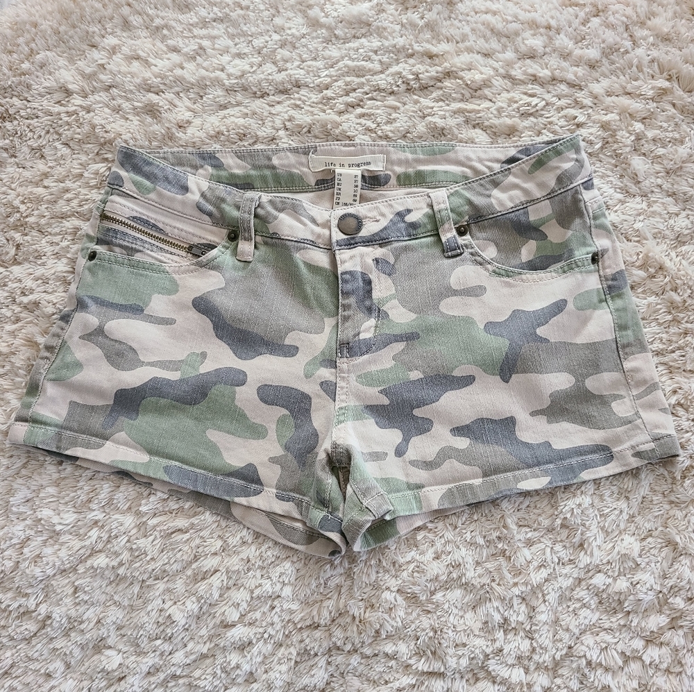 Life In Progress Green Camouflage Shorts size 27